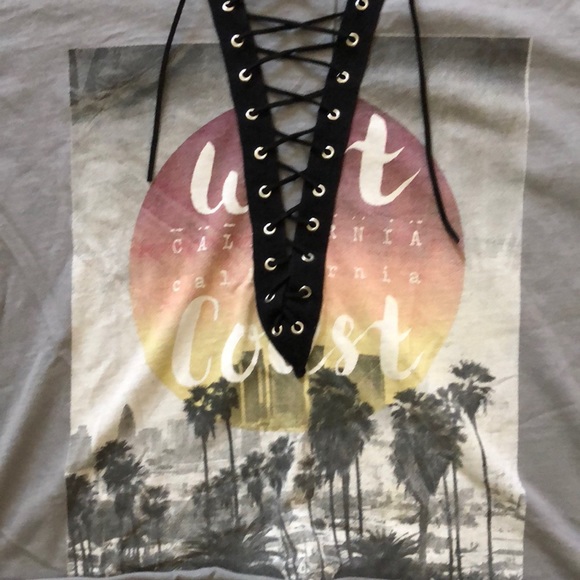 Lace up tee. Size medium - Picture 4 of 4